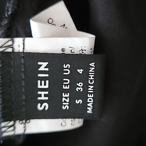 Elegant off the shoulder sleeveless blouse - Picture 5 of 5